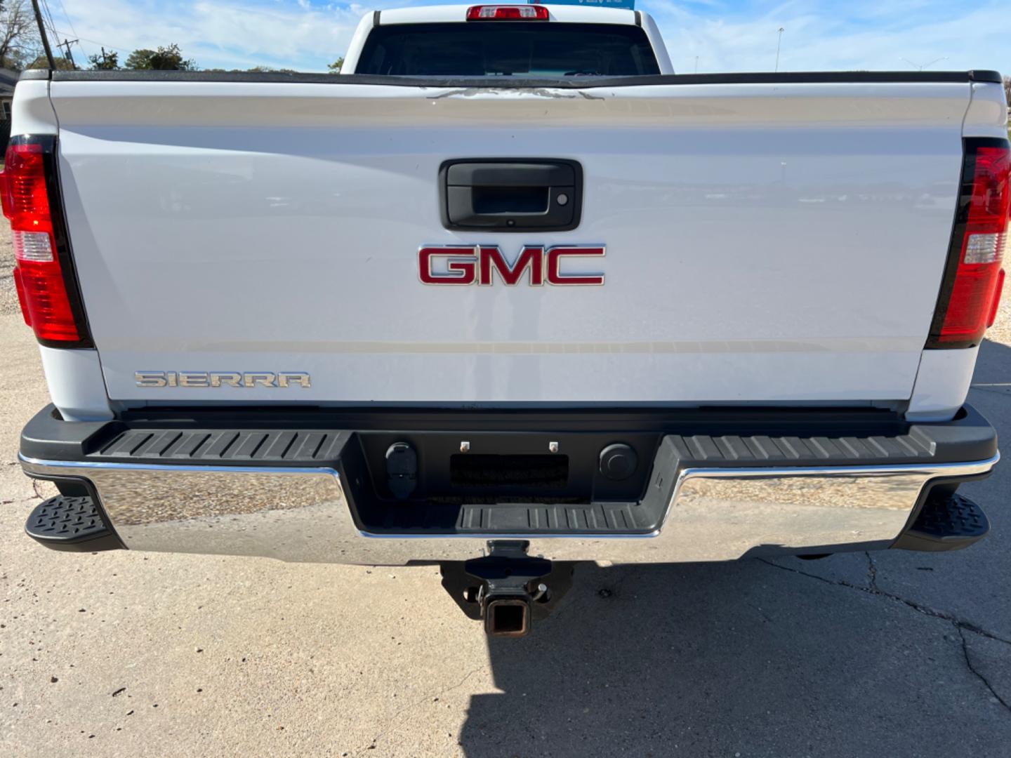 2017 White /Gray GMC Sierra 2500HD (1GT11REG3HF) with an 6.0L V8 Gas engine, 6-Speed Automatic transmission, located at 4520 Airline Hwy, Baton Rouge, LA, 70805, (225) 357-1497, 30.509325, -91.145432 - 2017 GMC Sierra 2500HD Crew Cab 6.0 V8 Gas, 8Ft Bed, 193K Miles, Power Windows, Locks & Mirrors, Cold A/C, Tow Pkg. NO IN HOUSE FINANCING. FOR INFO PLEASE CONTACT JEFF AT 225 357-1497 CHECK OUT OUR A+ RATING WITH THE BETTER BUSINESS BUREAU WE HAVE BEEN A FAMILY OWNED AND OPERATED BUSINESS AT THE S - Photo#6